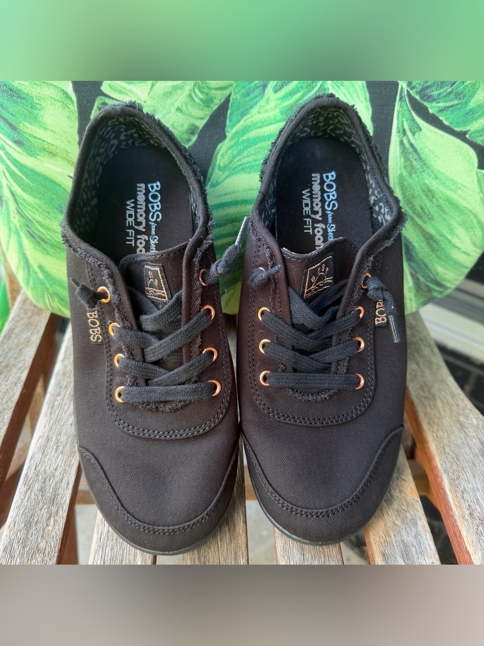 Bob’s by Sketchers Black Canvas Memory Foam Wide Fit Sz 7 Rose Gold Slip In New